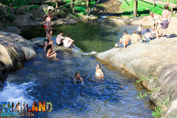 Erfrischen im Mo Paeng Wasserfall