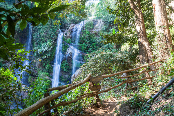 Während eine Dschungel-Trekking-Reise im Doi Inthanon, darf der Mork Fa Wasserfall nicht im Reiseprogramm fehlen.