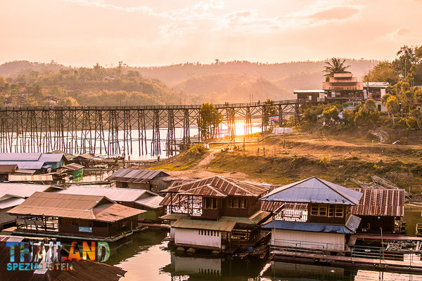 Mön-Brücke in Sangkhla Buri bei Sonnenaufgang