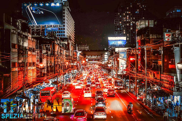 Bangkoks Straße bei Nacht
