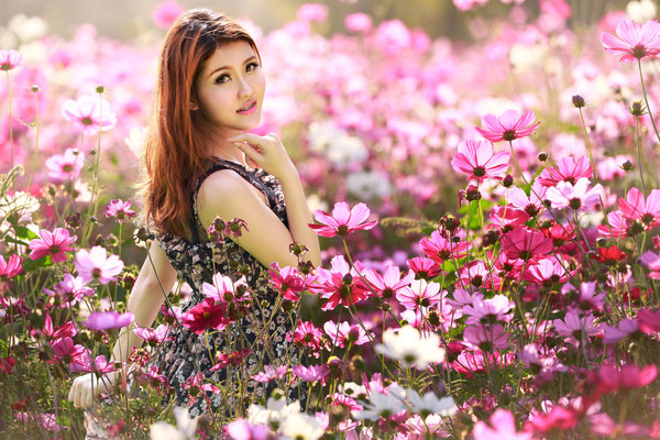 Der perfekte Zeitpunkt: Wähle den späten Nachmittag, wenn das Licht weicher wird und die Farben der Blumen besonders intensiv leuchten. Das ist auch oft eine angenehmere Temperatur.