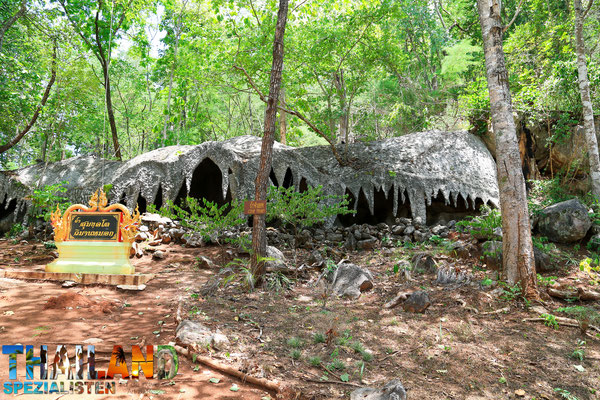 Kleine Höhle auf dem Weg zum Wat Chalermprakiat Phrachomklao Rachanuson