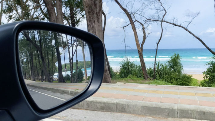 Die meisten Restaurants, Hotels und Nachtclubs befinden sich im Westen von Phuket, während die beliebtesten Strände in der Nähe dieser Attraktionen sind. Eine viel befahrene Straße entlang der Westküste verbindet alle Strände und Städte.