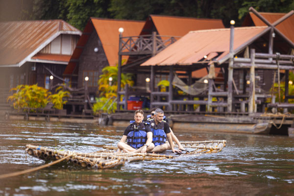 Touristen auf dem Bambusfloß auf dem River Kwai