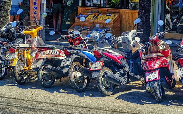 Die Thais werden regelrecht auf dem Moped geboren und sterben leider auch dadurch häufig - "fahr vorsichtig!"