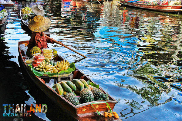 Swimmender Markt - eine beliebte Sehenswürdigkeit in der Nähe von Bangkok, in Ratchaburi.