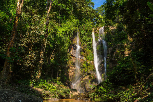 Gewaltiger Wasserfall im dichten Dschungel von Nordthailand während der Green Season