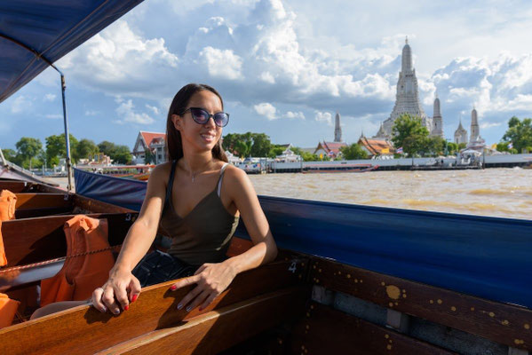Reisende auf einem Longtailboot auf dem Chao Phraya