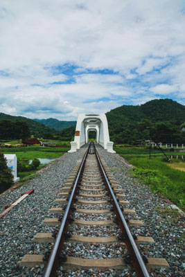 Die historische Ratchadapisek Brücke in Lampang – ein Wahrzeichen mit über 100 Jahren Geschichte.