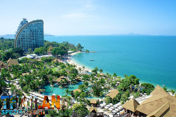 Das Centara Grand Mmirage Hotel in Pattaya, mit Blick auf das Meer