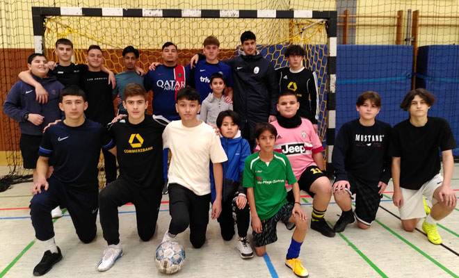 Die Helden (HBS-Winterturniersieger Jahrgang 8-10, knieend) und der Finalgegner American Dragon (stehend)  