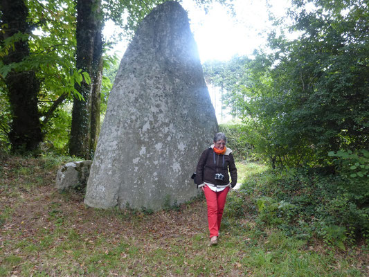 Marie Jeanne devant le menhir de Kérinec - octobre 2016