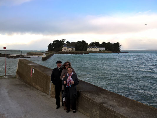 Cécile, Erminio et Anic devant l'île Tristan le 11 février 2018