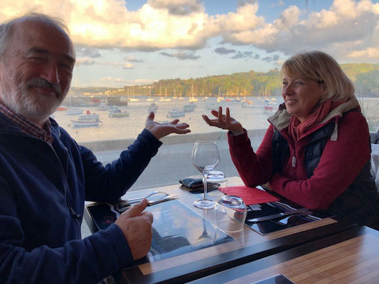 Avec Dom, devant le port du Rosmeur, nous nous réjouissons, nous allons manger des couteaux !