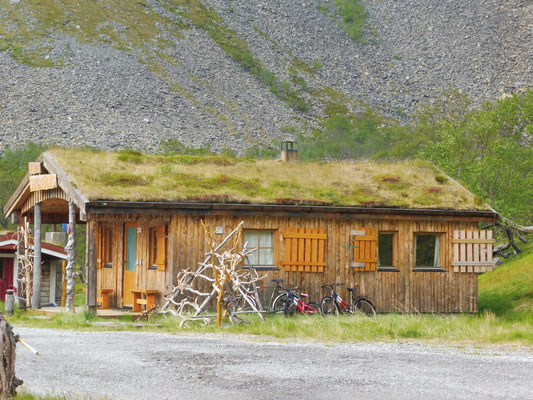  une maison Sami, avec toit végétal