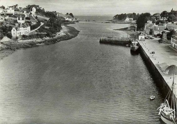 Le Port Rhu dans les années 30 : la rue du Treiz s'arrête devant la maison, la passerelle n'existe pas encore, et le quai du Port Rhu n'est pas encore prolongé pour passer devant l'île Tristan. 