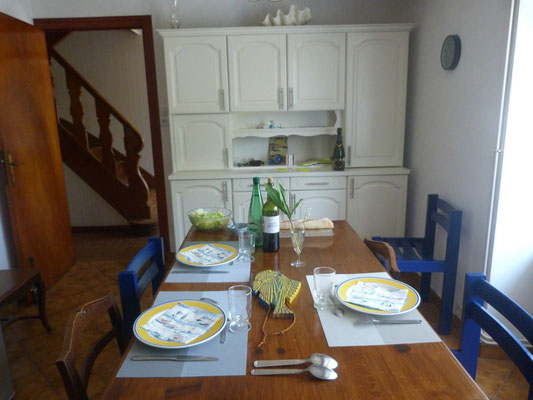 La cuisine le 1er mai 2017 : le papier peint blanc est posé, les chaises "modernes" sont bleues, le même bleu que les éléments de la cuisine.