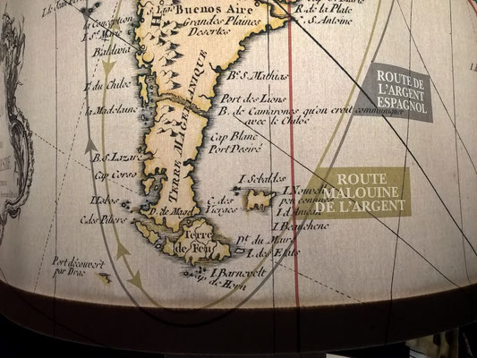 On est allé au musée de la Compagnie des Indes à Port-Louis. Sur cette carte ancienne, on voit un passage (hypothétique) entre l'Atlantique et l'île de Chiloé.
