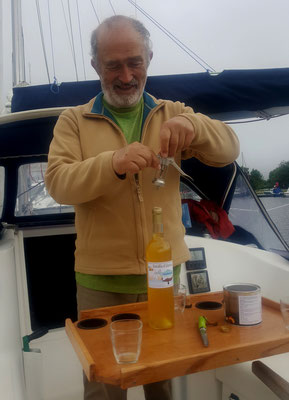 Le capitaine soigne son équipage : pour l'apéro, du ratafia d'abricot cuvée Treizour.