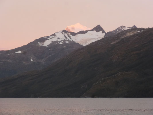 ah les levers de soleil dans les canaux de Patagonie...