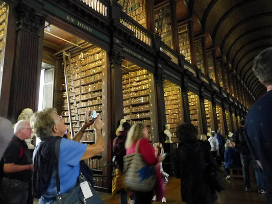 La bibliothèque du Trinity College à Dublin, une splendeur. Et c'est là qu'on peut admirer le Book of Kells.