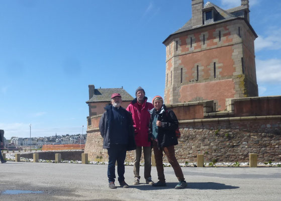 le trio à Camaret devant la tour Vauban.