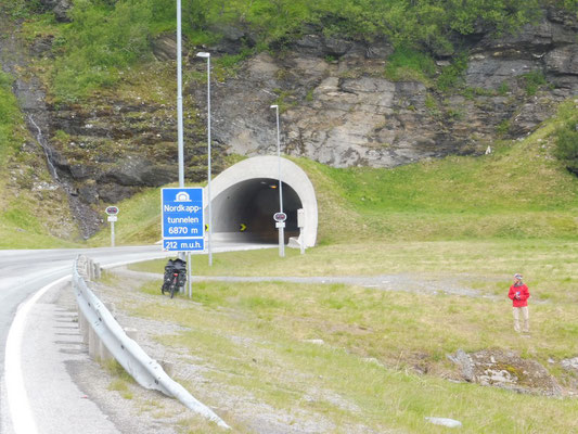  Le tunnel sous-marin de 6,870 km pour passer sur l'île de Mageroya.