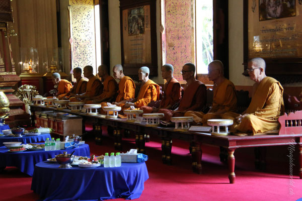 Wat Phra Singh... und diese Mönche sind aus Wachs... unglaublich echt! 