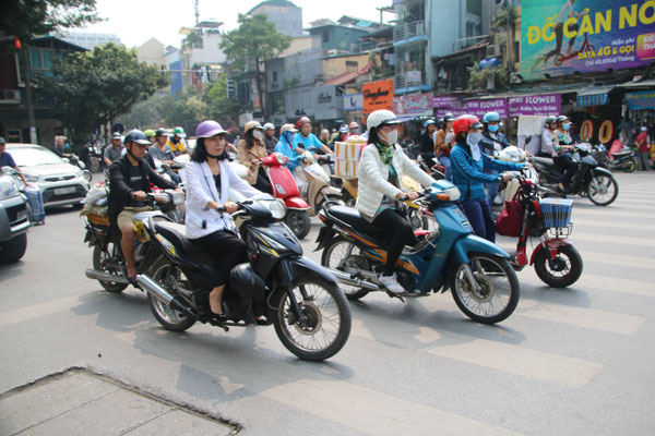 Teffli Rally Hanoi... den ganzen Tag lang... notstop und mit viel Gehupe!