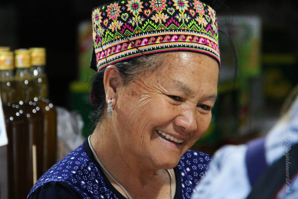 Eine der letzten Hmong Frauen, die am Markt noch offen hatte! / One of the last Hmong women with a open market-place. 