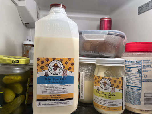 Mit diesem Label umgeht ein Bauer das Gesetzt, dass man keine Milch-Produkte direkt an die Kunden verkaufen darf:-)