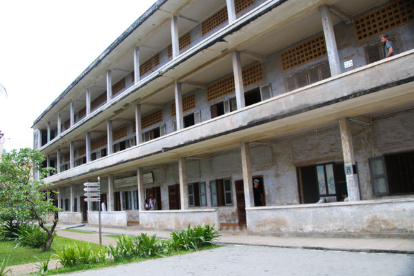 Tuol-Sleng-Genozid-Museum... eine Ehemalige Schule, die zum Horror-Ort der roten Kmehr wird! / Tuol-Sleng-Genozid-Museum... a ex-school became a place of horror of the Red Kmehr!