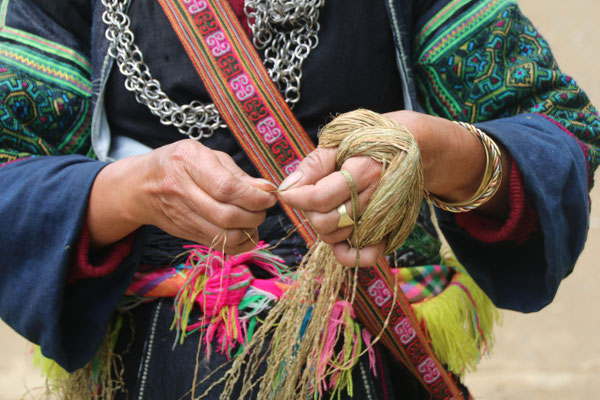 Die "Unterwegsarbeit" der Hmong... Hanffäden produzieren! / The work on the way... produce hempfstitch