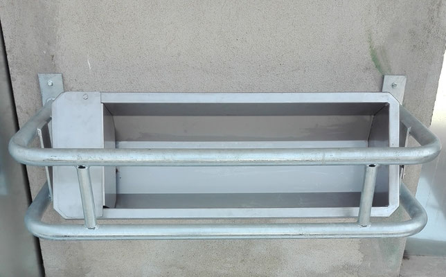 Abbeveratoio in acciaio inox con sistema di ribalto