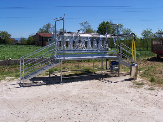 Stallo autocatturante sequenziale da otto poste su banchetto con rampe di salita e discesa, imp. di mungitura linea alta con 4 gruppi mung. automatici, scarico con valvola, bidone 50 LT, pompa vuoto da 350 LT a olio motore elettrico HP 1,5 a 220V