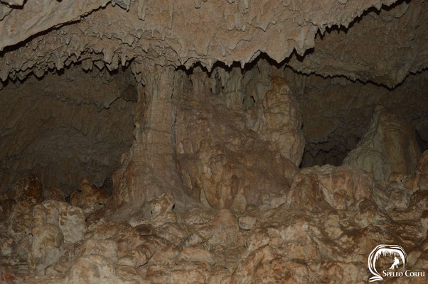 Decorations in the big left lower part of the cave. 