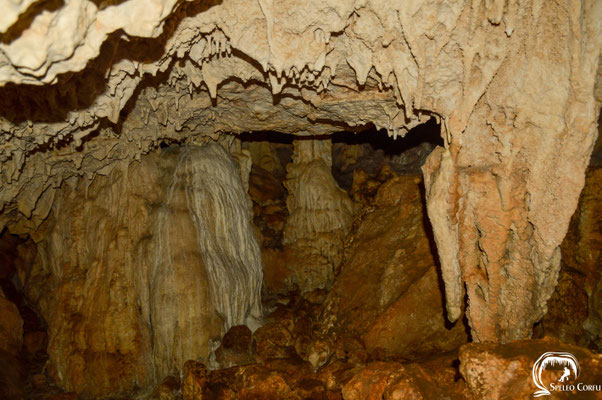 Decorations in the big left lower part of the cave. 