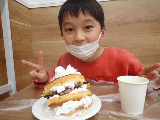 このあとハンバーガーみたいに食べていました