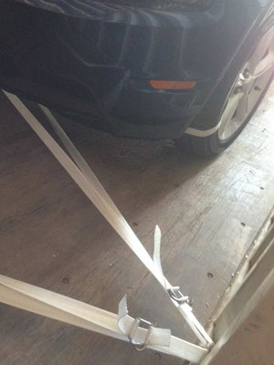 Voiture dans conteneur France / Reunion : bien caler sa voiture avec des sangles à cliquet