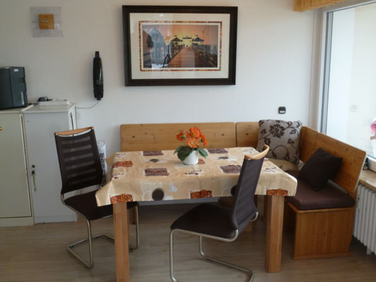 Essecke mit Sitzbank und Ostseeblick
