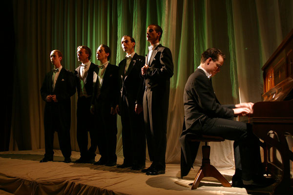 aus: "Wenn der Wind weht - Comedian Harmonists II", 2003 (mit Thomas Lichtenecker, Raimund Stangl, Sam Madwar, Oliver Schirmer, Markus Schöttl) - Foto (c) Günter Jagoutz