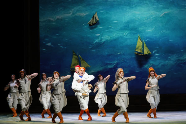 aus "Die wunderbare Reise des Nils Holgersson", 2024 (mit Hanni Bogner, Jan-Eike Majert, Thijs Kobes, Rebecca Soumagne, Nicolai Schwab, Livia Wrede, Ursula Baumgartner, Sarah Schütz) - Foto (c) Barbara Palffy