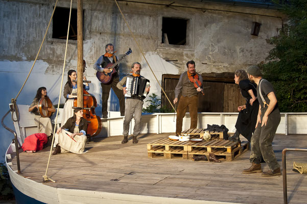 aus: "Der Held aus dem Westen" 2018 (mit Astrid Pflaum, Elisa Auinger, Katharina Halmdienst, Martin Beck, Christian Himmelbauer, Simone Neumayr, Adrian Stowasser) - Foto (c) Huemer