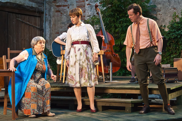 aus: "Der varreckte Hof" 2016 (mit Rotraud Söllinger-Letzbor, Daniela Strolz-Holzer) - Foto (c) Huemer