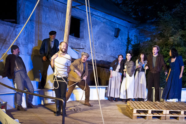 aus: "Der Held aus dem Westen" 2018 (mit Christian Himmelbauer, Martin Beck, Adrian Stowasser, Katharina Halmdienst, Elisa Auinger, Astrid Pflaum, Christopher Schulzer, Sophie Berger) - Foto (c) Huemer