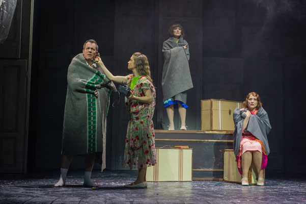 aus: "Die Schöne und das Biest", 2024 (mit Shirina Granmayeh, Benita Martins, Violetta Zupancic) - Foto (c) Rita Neman/TdJ