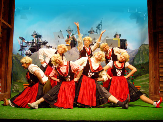 aus: "Rössl - rejodelt!", 2006 (mit Gerfried Krainer, Kristian Draxl, Walter Huss, Roman Pechmann, Reinhard Blaschitz, Heidi Stahl, Alexander Kuchinka, Miriam Lotz, Thomas Lichtenecker, Lilly Kugler) - Foto (c) Sam Madwar