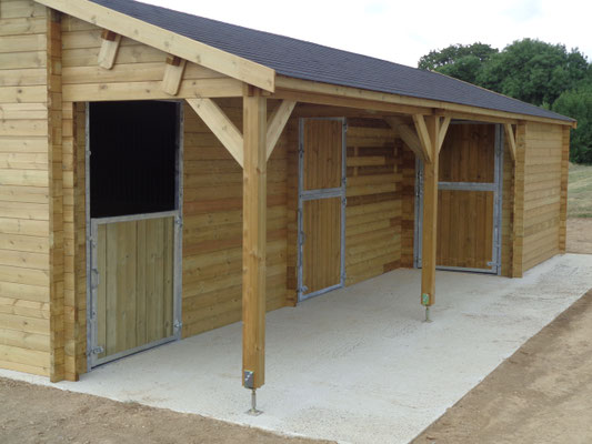 Boxes pour chevaux en bois