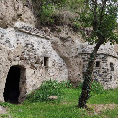 habitations troglodytes à Perrier