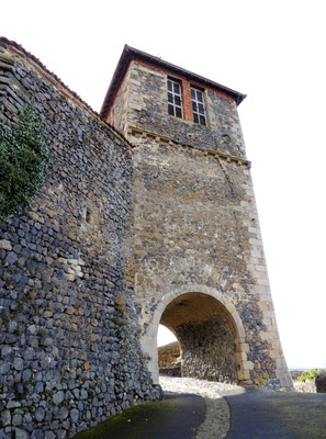 entrée du village d'Usson, village de caractère